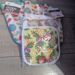 Bright Floral Oven Mitt and Pot Holder Set